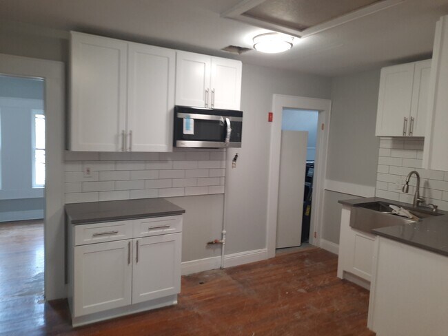 KITCHE - 177 Davenport Ave