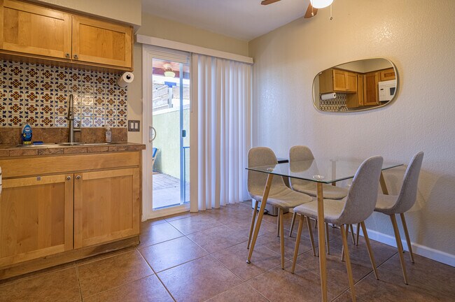 Foto del edificio - 1125 E Hedrick Dr
