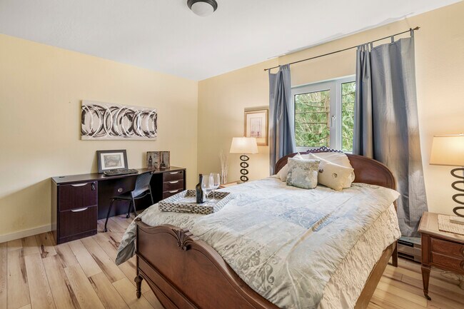 2do dormitorio en la planta superior - 20043 Forest Park Dr NE