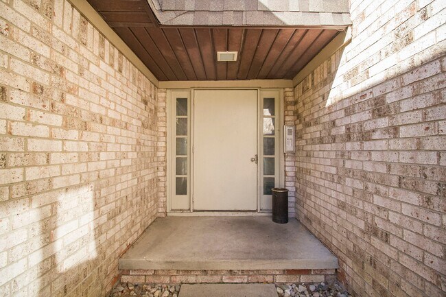 Building Photo - 5359 Cresthaven Ln