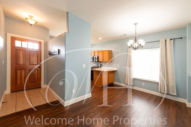 Building Photo - Beautiful 3 Bedroom Home With Fenced Backy...