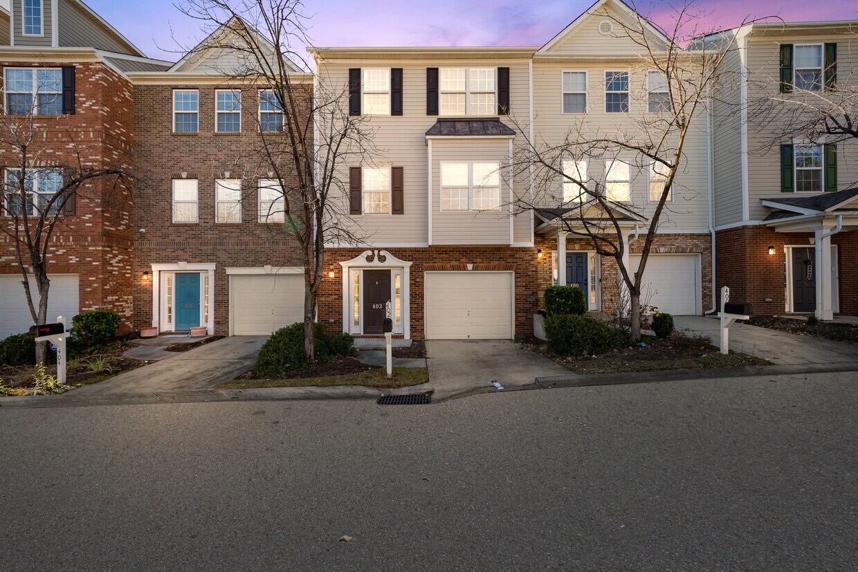 Foto principal - 402 Woodbark Ct