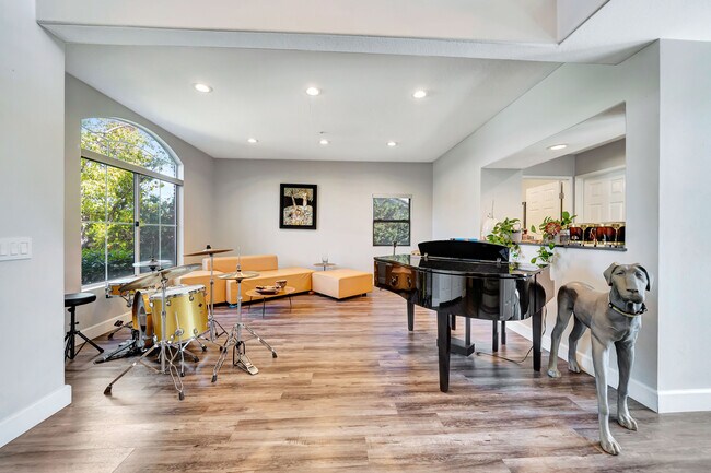 Foto del edificio - 24574 Overland Dr