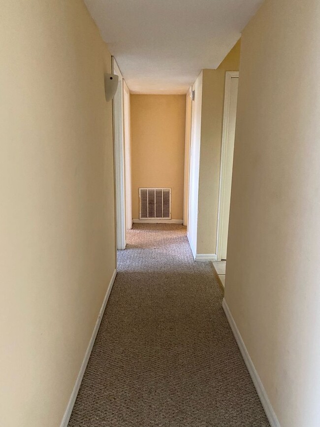 Building Photo - 2 Bed 1 Bath 2nd Floor Unit With Balcony I...