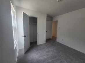 Building Photo - 906 Pertuso Ln