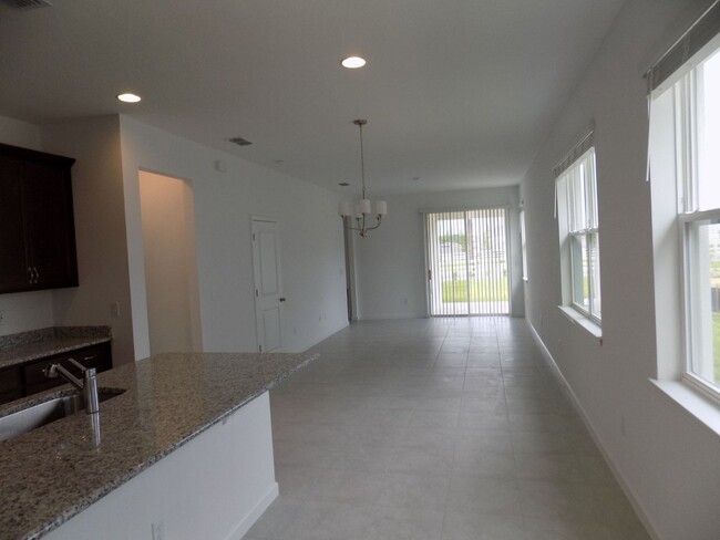 Foto del edificio - LOOKS LIKE NEW 4 BEDROOMS, 2 BATHS, 2 CAR ...