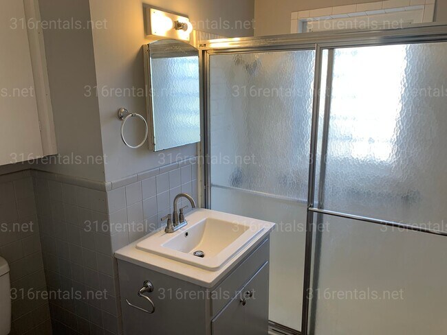 Building Photo - $900 - 2 bedroom / 1 bathroom - Single Family Home *COMING SOON*