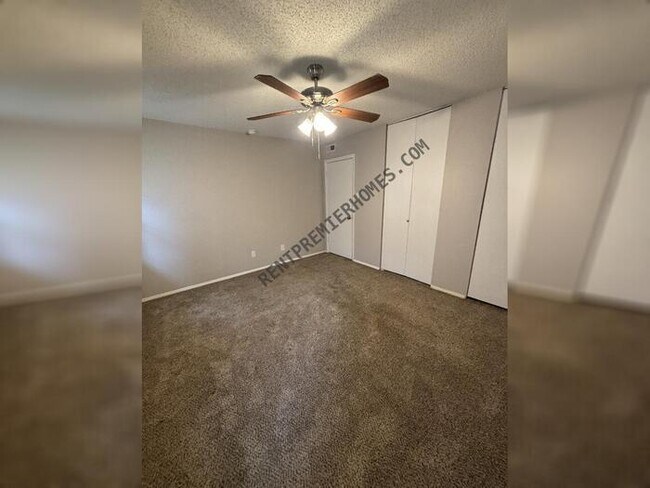 Building Photo - 4 Woodbriar Ct
