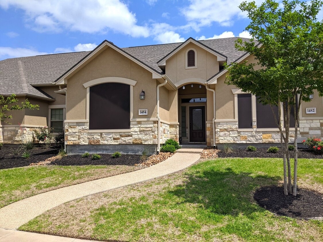 Foto principal - 3 Bed 3 Bath Townhome in Summit Crossing for Fall 2026 Move In!