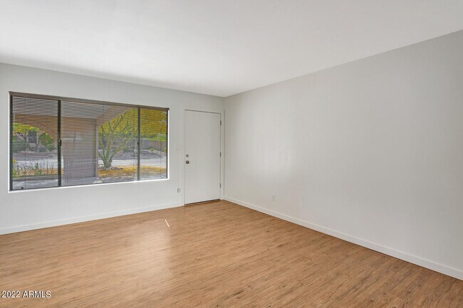 Foto del edificio - 7744 N 13th Pl