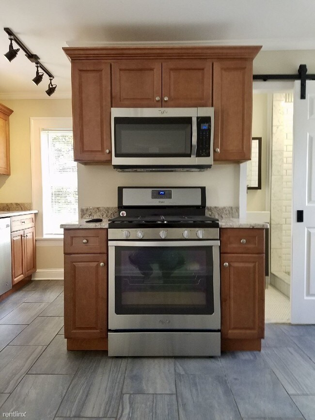 Building Photo - 2 br, 1 bath - 132 Hobart St Fl 1