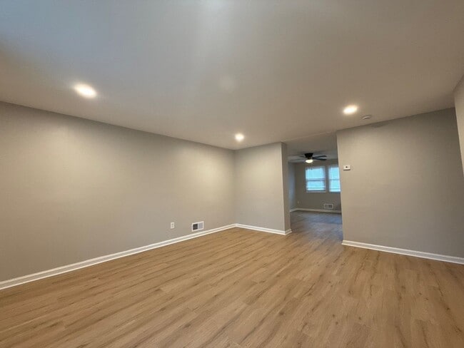 Foto del edificio - Three Bedroom Home In Essex