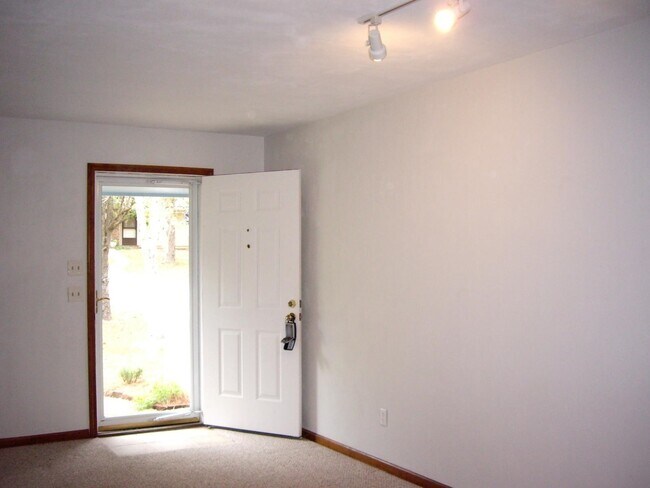 Foto del edificio - 2111 Victory Garden Ln