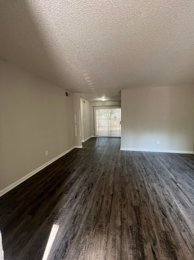 Foto del edificio - 1 bedroom condo for $1050(1st floor)  Clos...