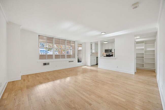 Foto del edificio - Russian Hill Studio with Expansive Private Balcony, Dedicated Parking + Exceptional Storage