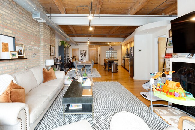 Building Photo - 612 N Oakley Blvd