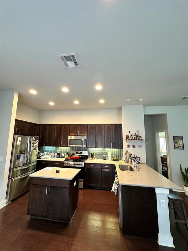 Foto del edificio - 8021 Izetta Ln