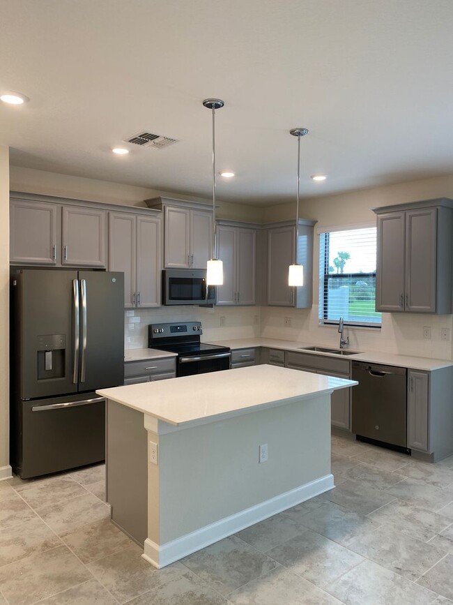 Foto del edificio - 3 BED 2.5 BATH TOWNHOME IN THE VISTAS AT C...