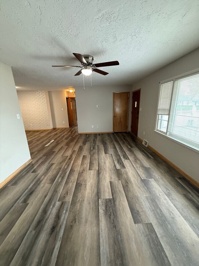 Building Photo - 210 E 23rd Ave