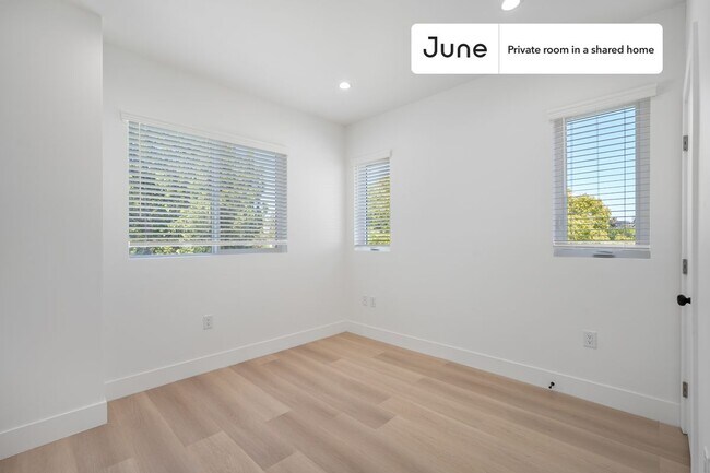 Foto del edificio - Private bedroom in 4 bed/3 bath Home