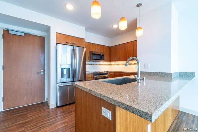 Building Photo - Available now!  2-bdrm, 2-bath, 1-parking ...