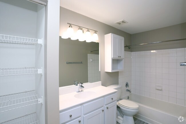 Limoges Plus - Baño - Brittany Springs Apartment Homes