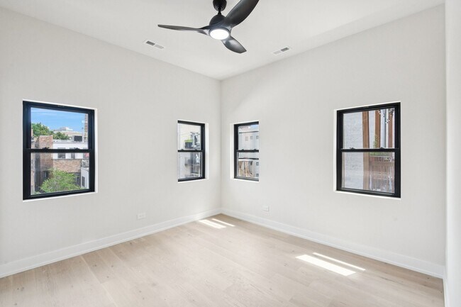 Foto del edificio - 3641 N Wilton Ave