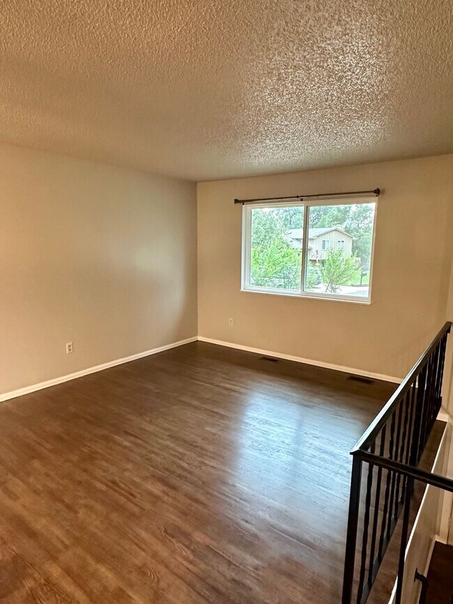 Foto del edificio - Updated Split-Level Gem | 5BD, 3BA | Large...