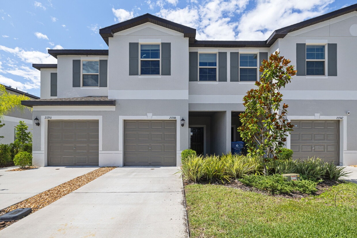 "Charming Gated community 3-Bed Retreat with Lake View & Granite Touches in Lutz!" - "Charming Gated community 3-Bed Retreat with Lake View & Granite Touches in Lutz!"