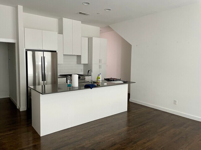 Kitchen - 4205 Delano Plz