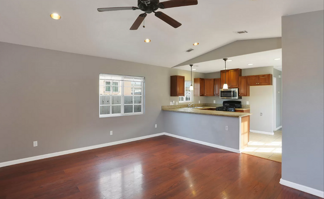Building Photo - CHARMING UNIT WELL-MAINTAINED