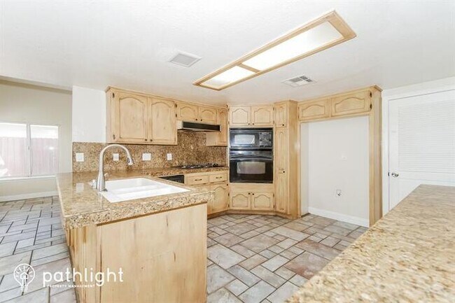 Building Photo - 13810 Driftwood Dr, Victorville, CA, 92395