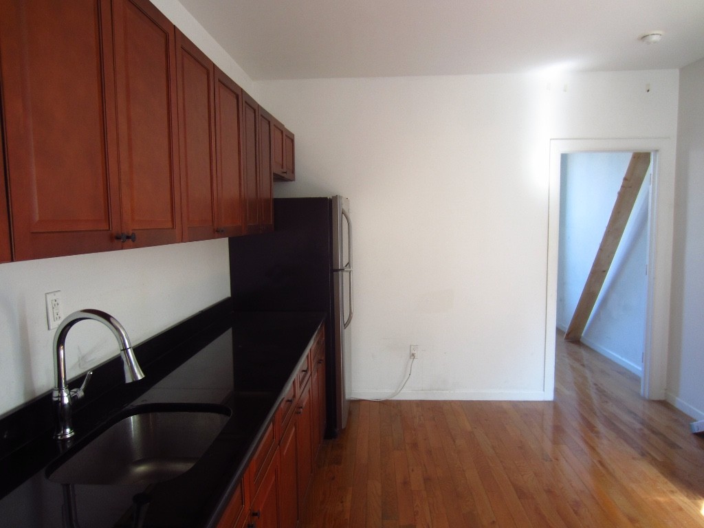 Primary Photo - 172 Thompson St