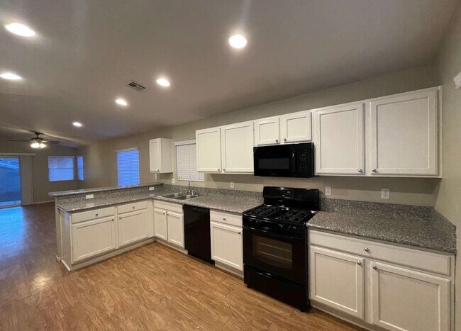 Building Photo - 2600 Redbud St