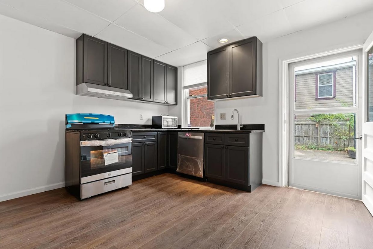 MOVE IN SPECIAL! SCORE HALF OFF 1ST MONTH'... - Beautiful 2 Bedroom home in South side ava...