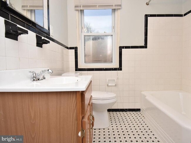 Building Photo - 818 Bradhurst Rd