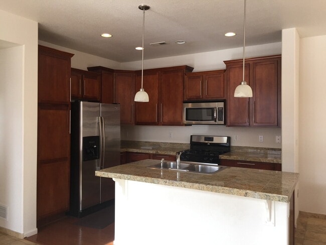 Foto del edificio - "Spacious 3-Bed, 3-Bath Townhouse with Gra...