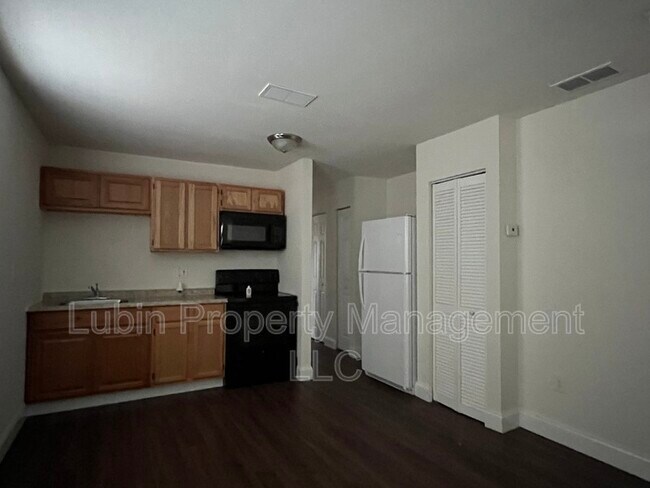 Building Photo - 1165 Krayer St