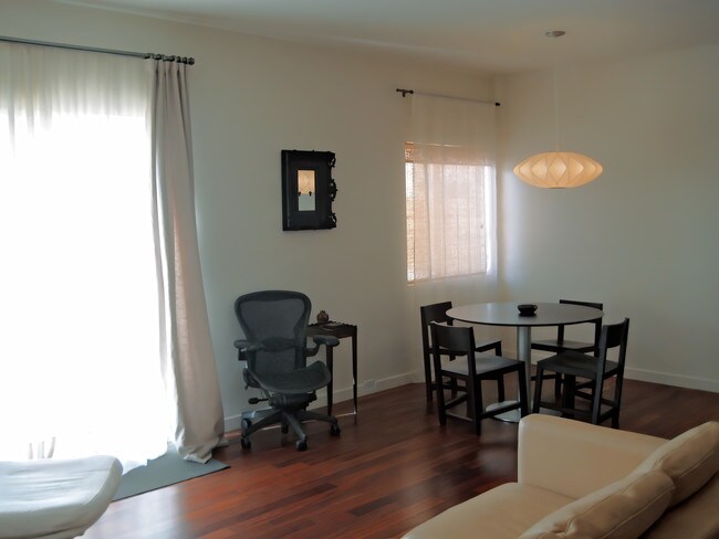 Dining - 622 S Barrington Ave