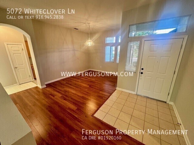Foto del edificio - 5072 Whiteclover Ln