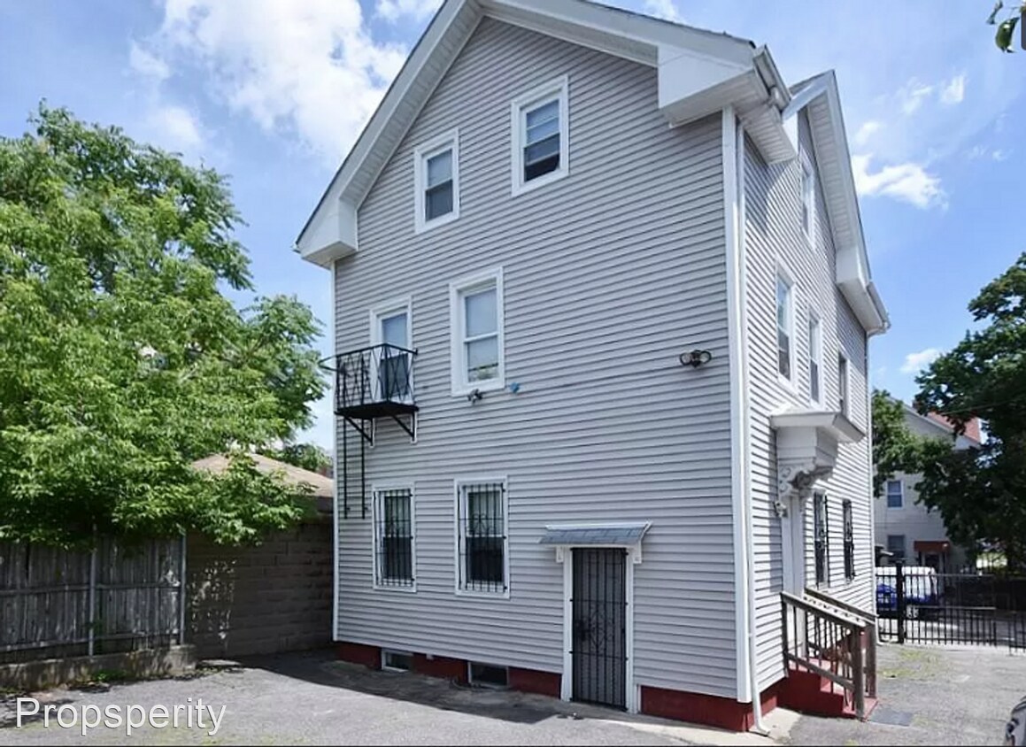 3 br, 2 bath House 11 Plum Street House Rental in Providence, RI