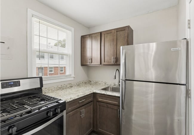 Building Photo - Lone Oak Villas