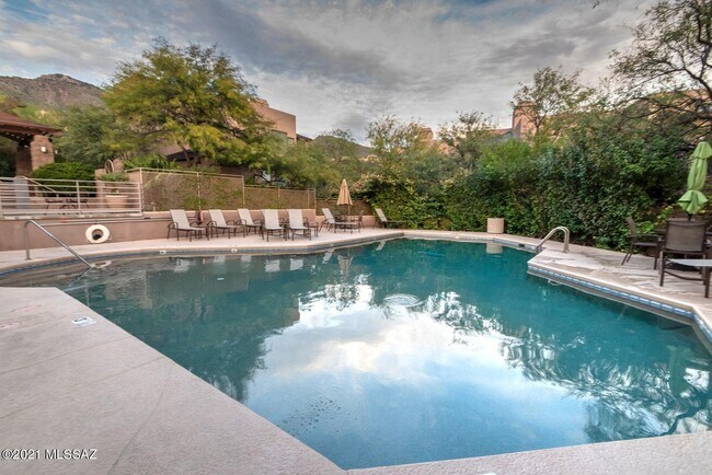 Building Photo - 6655 N Canyon Crest Dr
