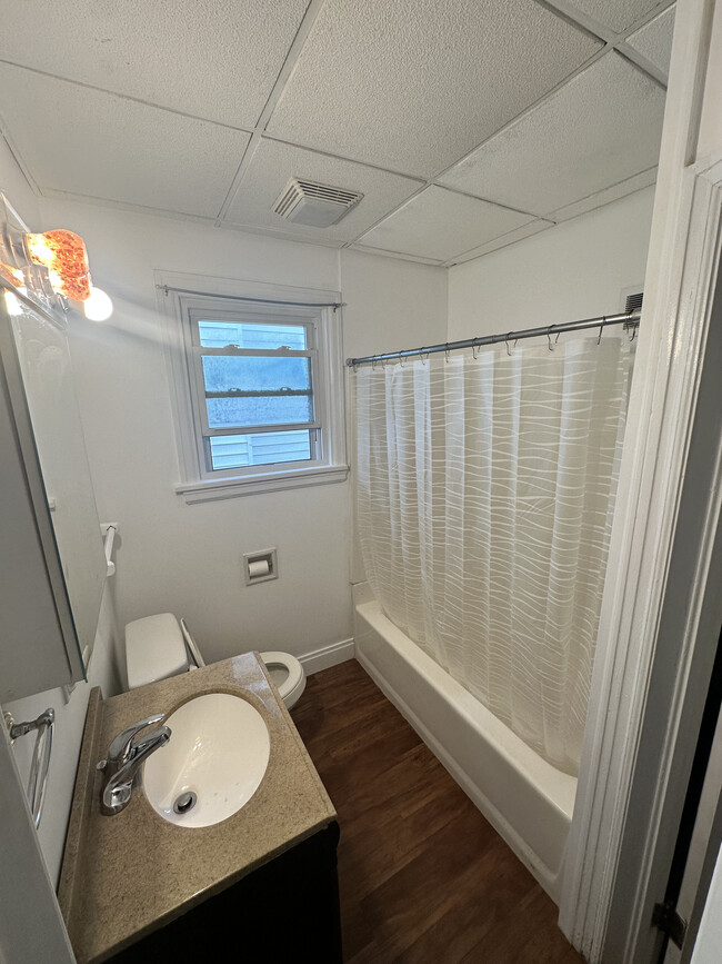 Baño - 1608 Main St