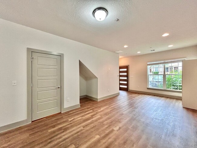 Building Photo - Bright & Spacious 2 Bed, 1.5 Bath in Austin!