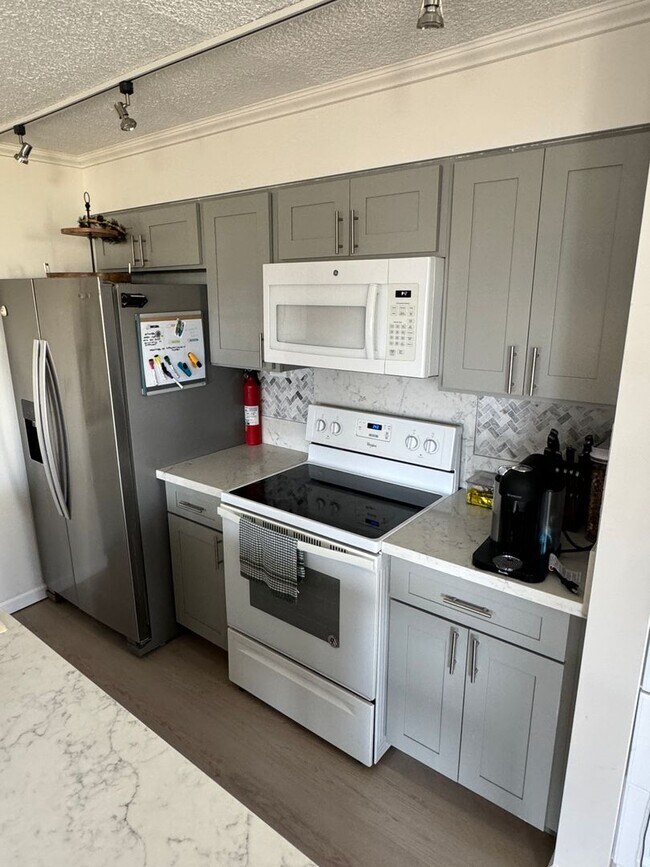 Building Photo - 2BR/2BA/1PK in Waikiki