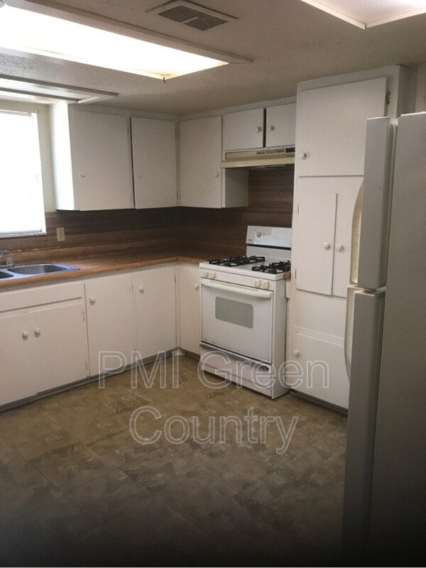 Building Photo - 629 E 51st Pl N