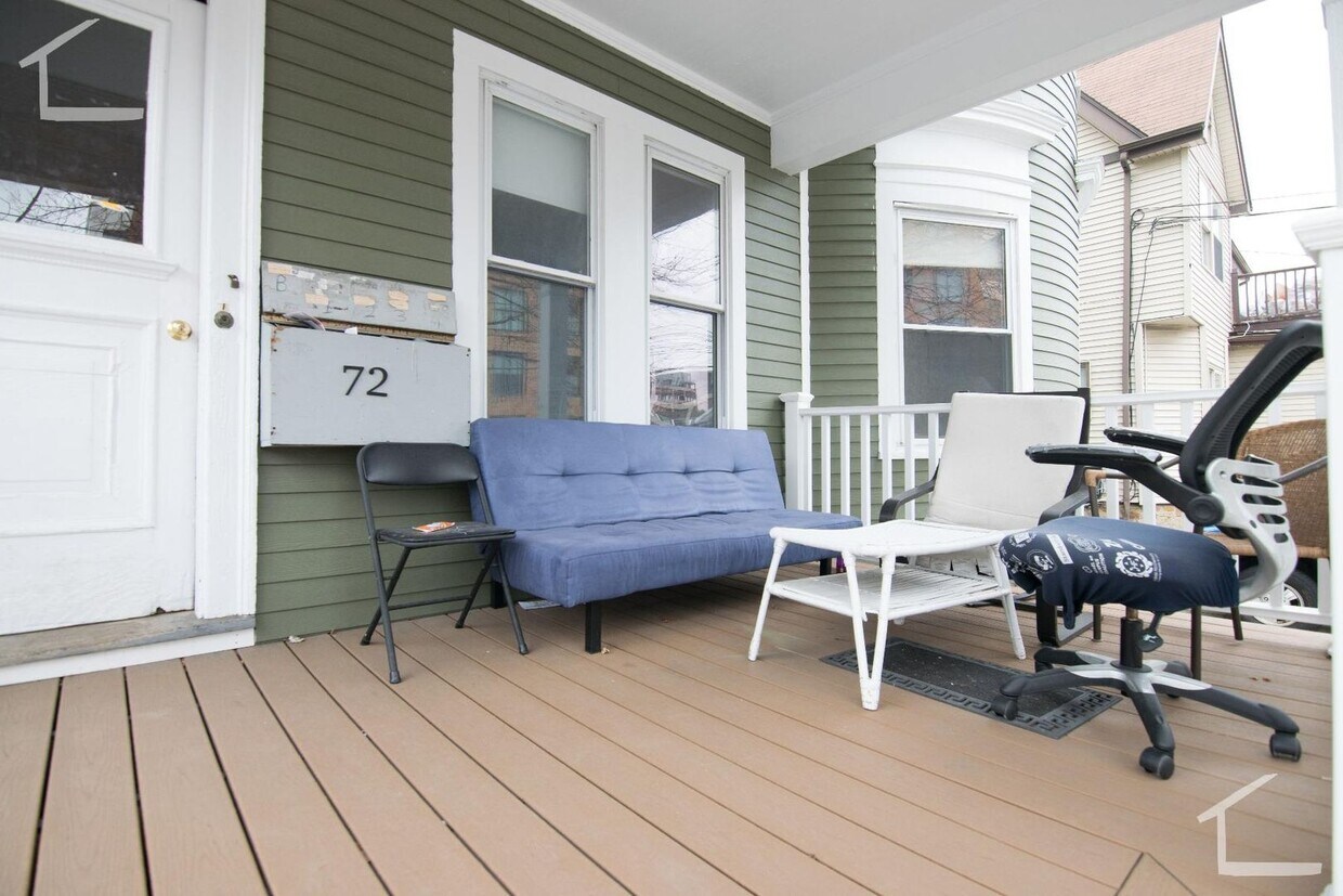 No Brokers Fee, Large Recently Renovated Unit Steps from BU, Eat-in Kitchen, Deck, - No Brokers Fee, Large  Recently Renovated Unit Steps from BU, Eat-in Kitchen, Deck,