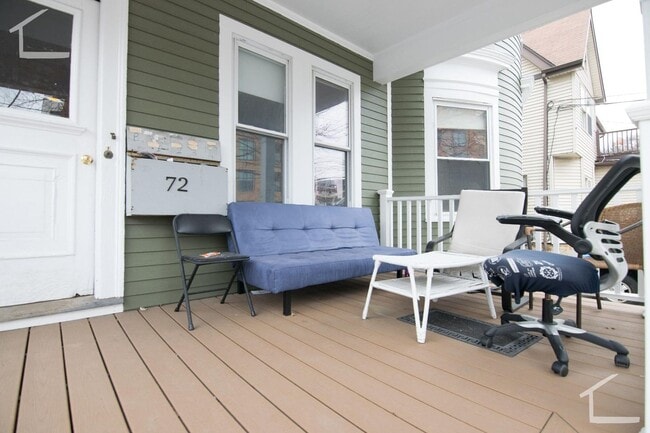 No Brokers Fee, Large Recently Renovated Unit Steps from BU, Eat-in Kitchen, Deck, - No Brokers Fee, Large  Recently Renovated Unit Steps from BU, Eat-in Kitchen, Deck, Apartment