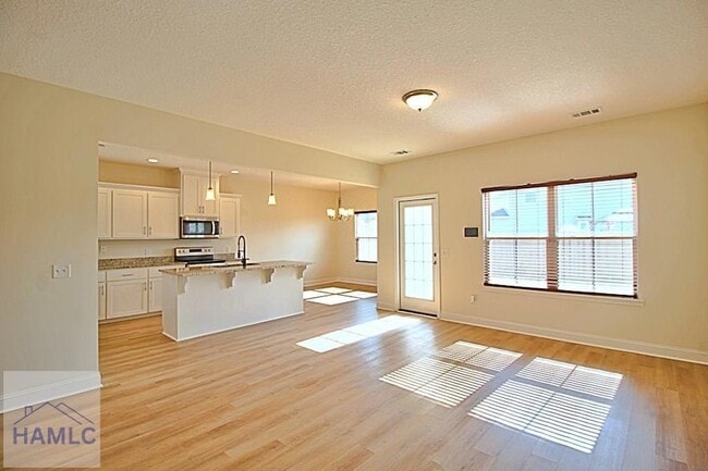 Building Photo - 302 Mcclelland Lp NE